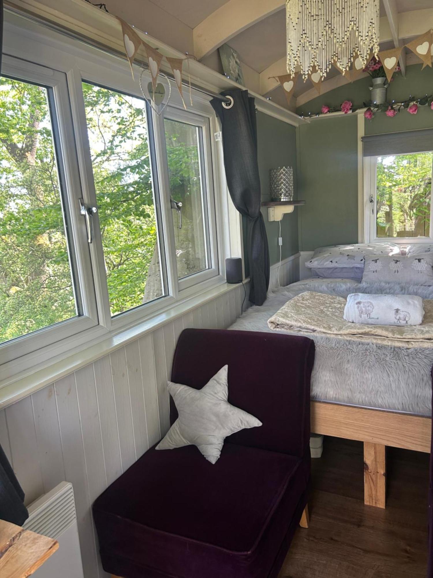 Rhodes To Serenity - Waterfall Shepherds Hut Cauldon Kültér fotó